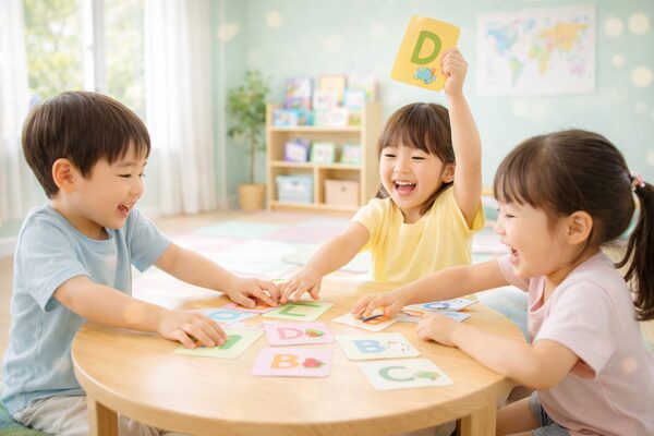 子どもたちが笑顔でゲームを楽しむキッズレッスン